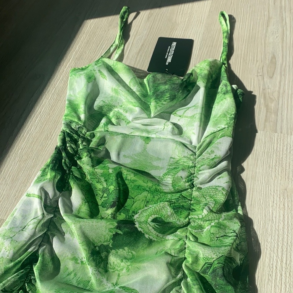 PRETTYLITTETHING- Dragon Dress (Green & White)